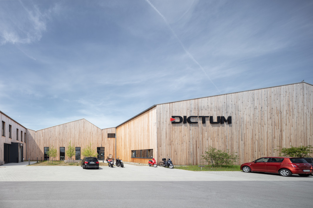 Dictum, Leistung: Holzfassade