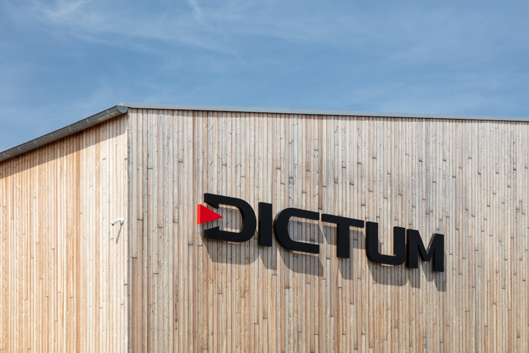 Dictum, Leistung: Holzfassade