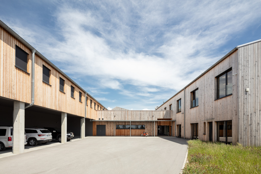 Dictum, Leistung: Holzfassade