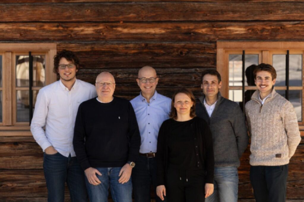 Die Teammitglieder von Holzunion in Niederaichbach versammelten sich zu einem Gruppenfoto.