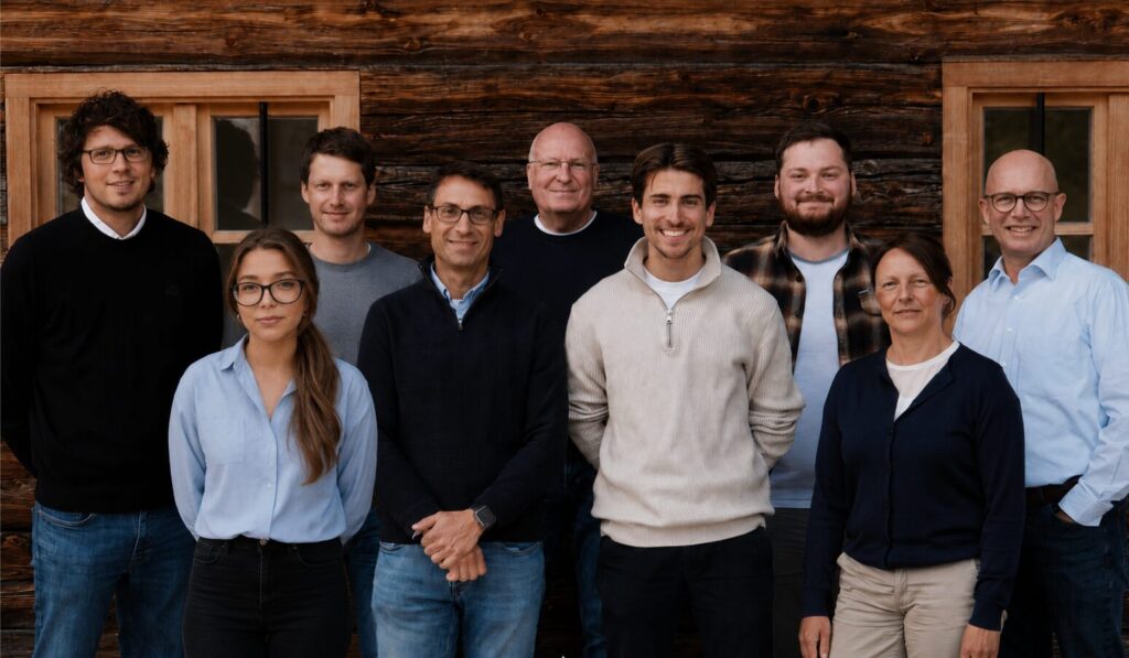 Die Teammitglieder von Holzunion in Niederaichbach versammelten sich zu einem Gruppenfoto.